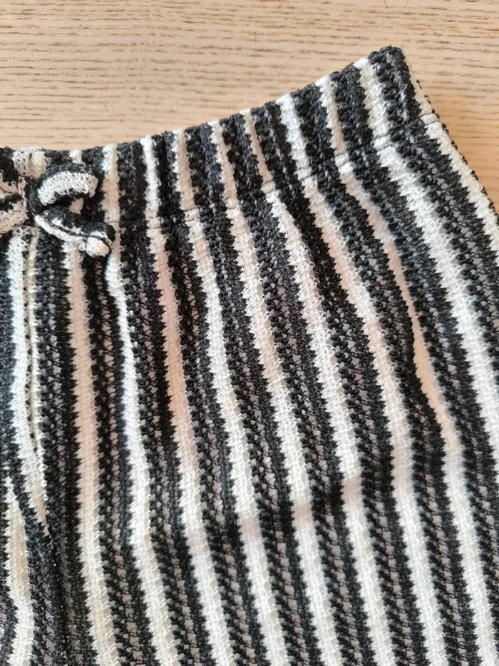 🖤 Short tricot rayé noir & blanc – 9/10 ans – Style original - photo numéro 2