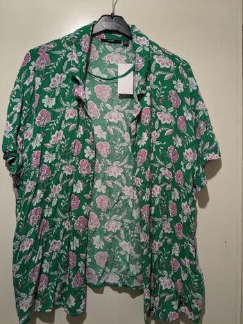 Chemise Kiabi imprimé fleuri vert. Taille L