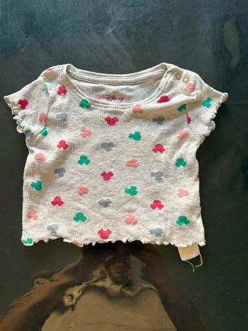 Haut gris à motifs pour fillette.