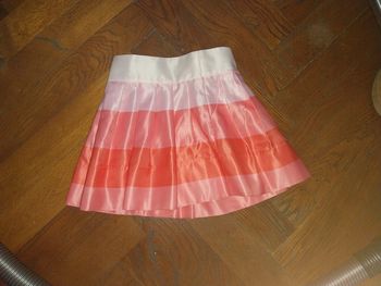 Jupe très élégante taille 3 ans neuve avec étiquette