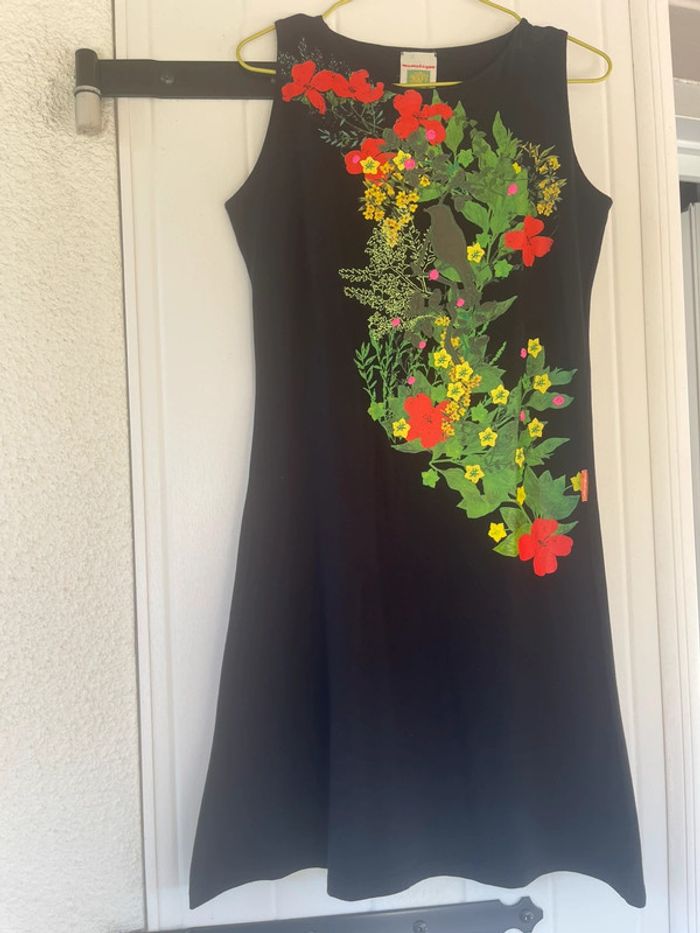 Très jolie robe noire avec fleurs - photo numéro 3