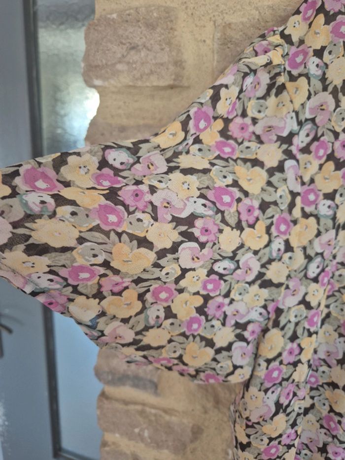 Joli haut péplum à fleurs légèrement transparente Kiabi taille 50/52 - photo numéro 3
