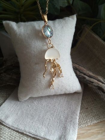 Collier pendentif méduse et connecteur ormeaux