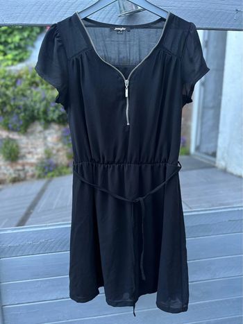 Robe noire fluide avec lacet