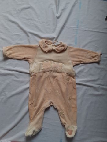 Babygros orange et jaune motif chats et empreintes pattes sur bas de jambe