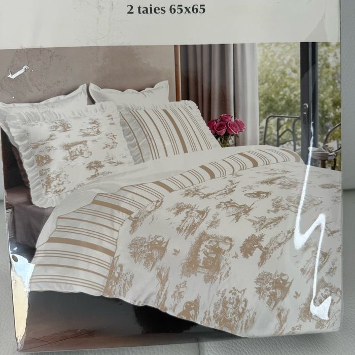 Parure de lit 3 pièces collection chez Nadia. Motif toile de jouy. 100% coton. 220 x 240 cm. Neuve jamais ouverte. - photo numéro 2