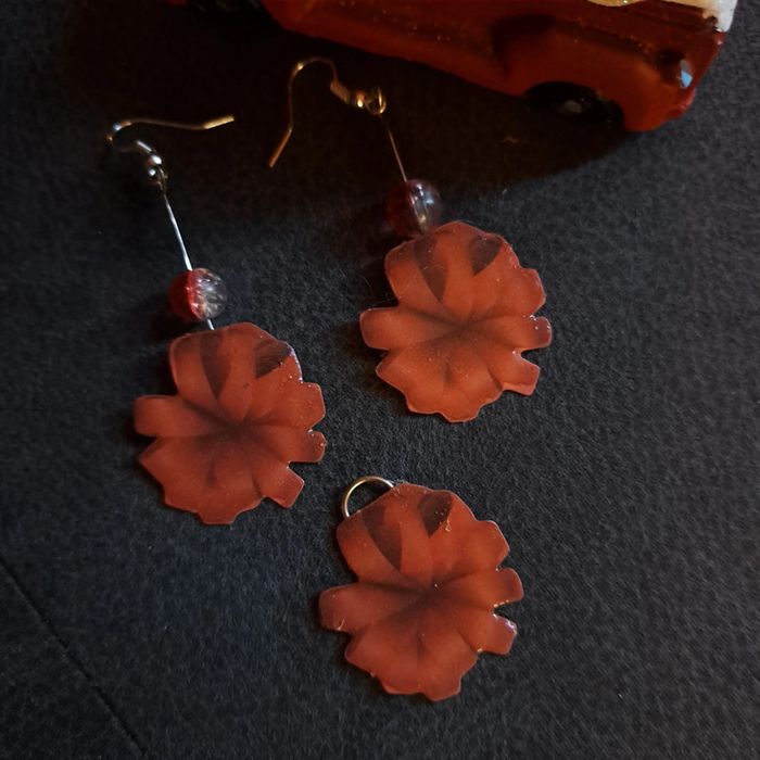 Boucles d'oreilles pendante avec pendentif rouge - photo numéro 4