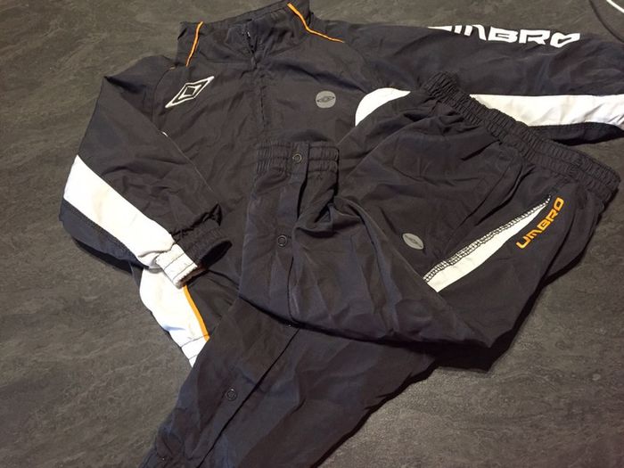 Jogging umbro taille 12/18 mois