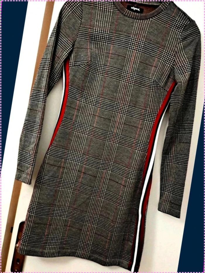 Robe fourreau Jennyfer motif carreaux liseré rouge et blanc
