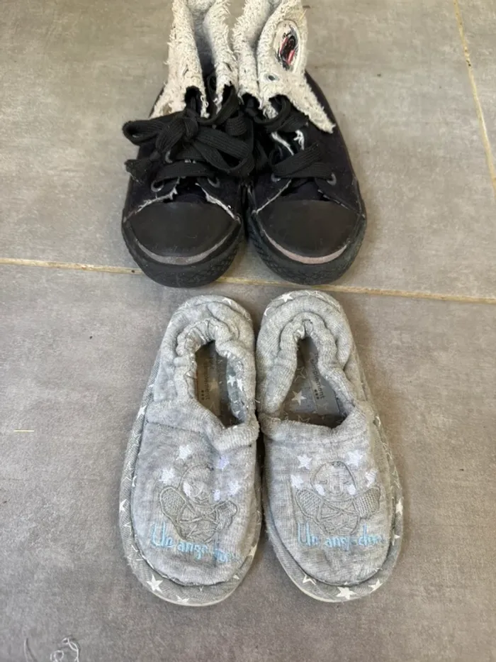 Lot chaussures noires + chaussons gris pointure 24 coloris mixte - photo numéro 2