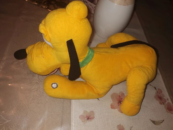 Peluche Disney du chien Pluto allongé  43 cm - photo numéro 2