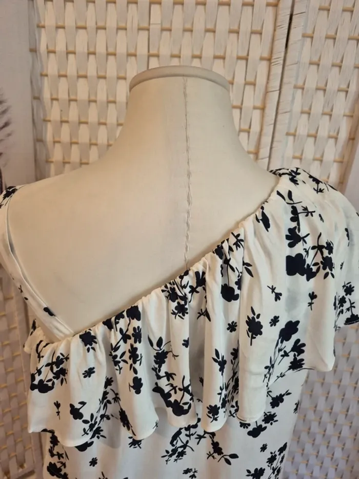 💕Joli Top blanc à fleurs asymétrique avec volant sur une épaule - femme TS / 36 Benetton 💕 - photo numéro 10