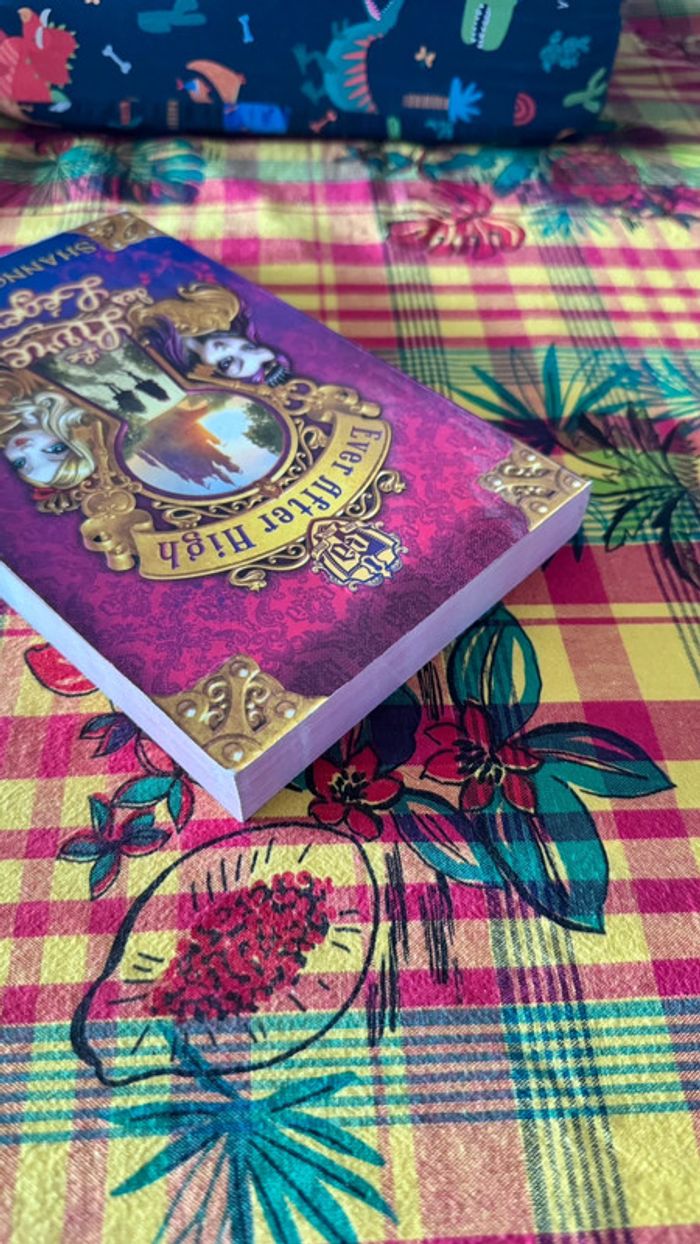 Ever After High - Tome 1 : Le Livre des Légendes - Shannon Hale - photo numéro 3