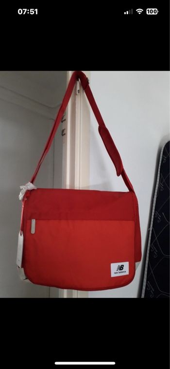 Sacoche rouge. Bandoulière new balance