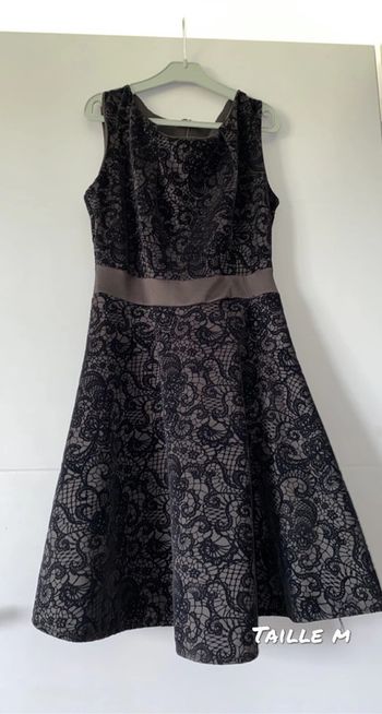 Robe noire effet dentelle