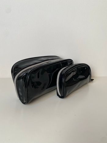 Lot de deux trousse de toilette en vinyle noir sephora