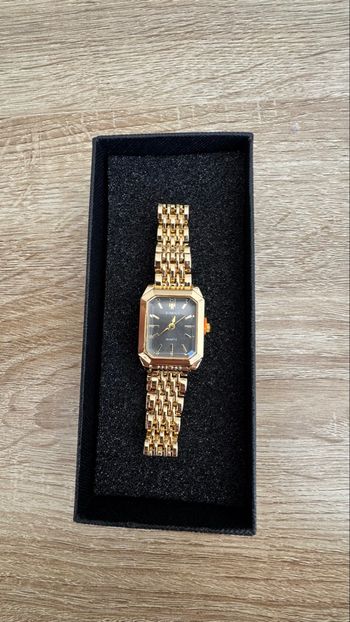 Montre dorée cadran noir élégante chic femme tendance