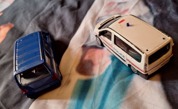 Lot de 4 petites voitures + 2 fourgons de Police - photo numéro 5
