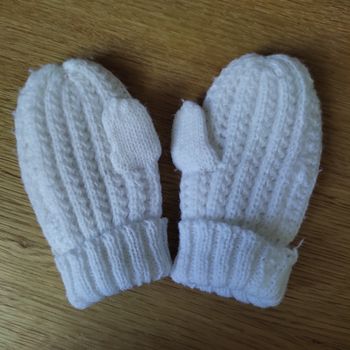 Petites moufles bébé tricotées