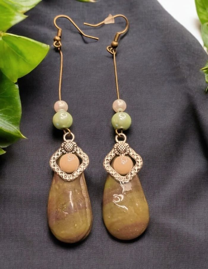 Boucles d'oreilles pendante avec pâte polymere vert marron - photo numéro 4