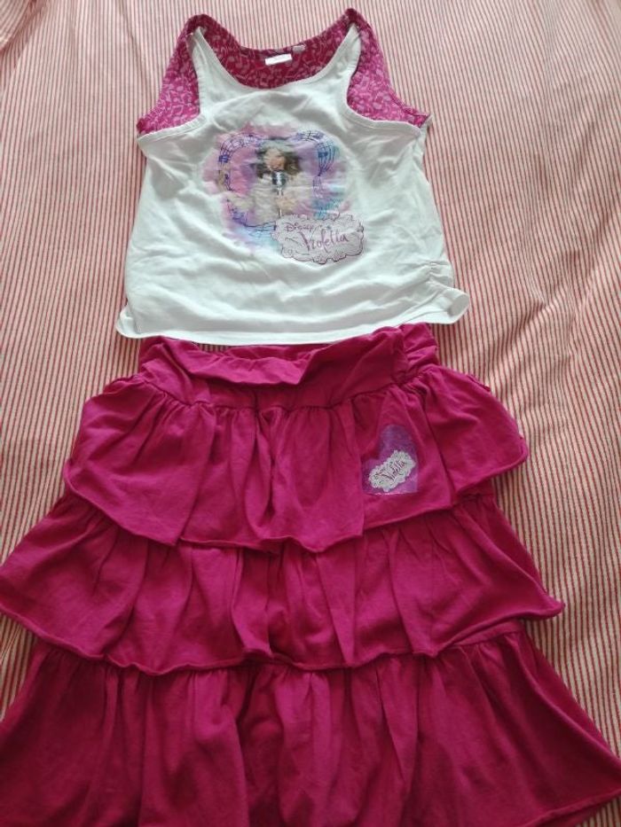 Ensemble jupe à volants et débardeur.