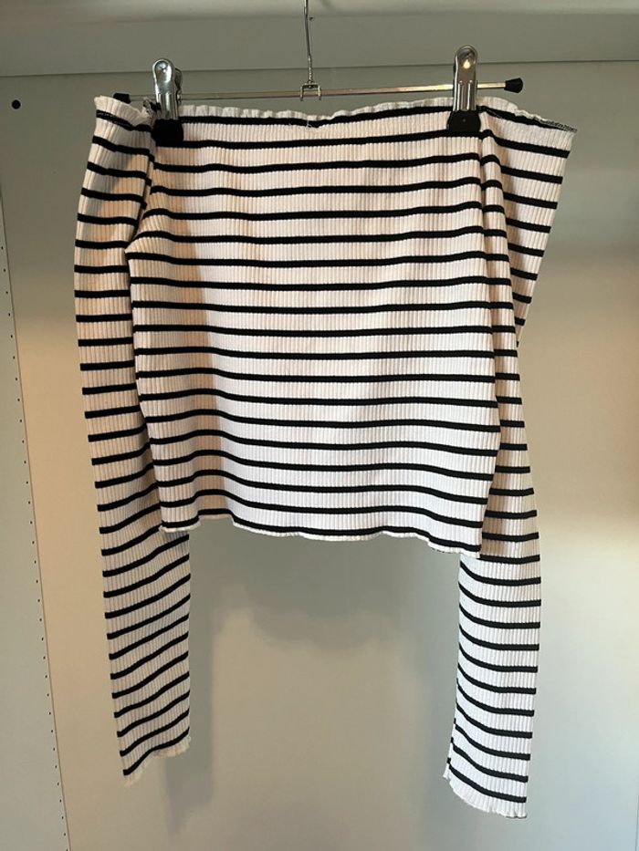 Teeshirt rayé noir et blanc à épaules dénudées - photo numéro 2