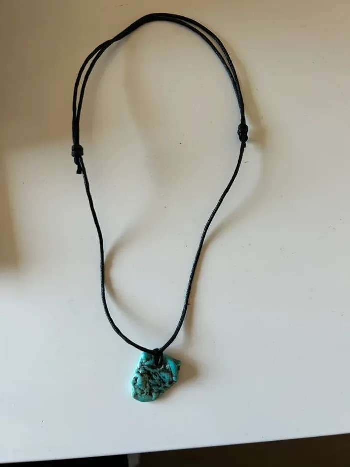 Collier pierre sur cordon réglable
