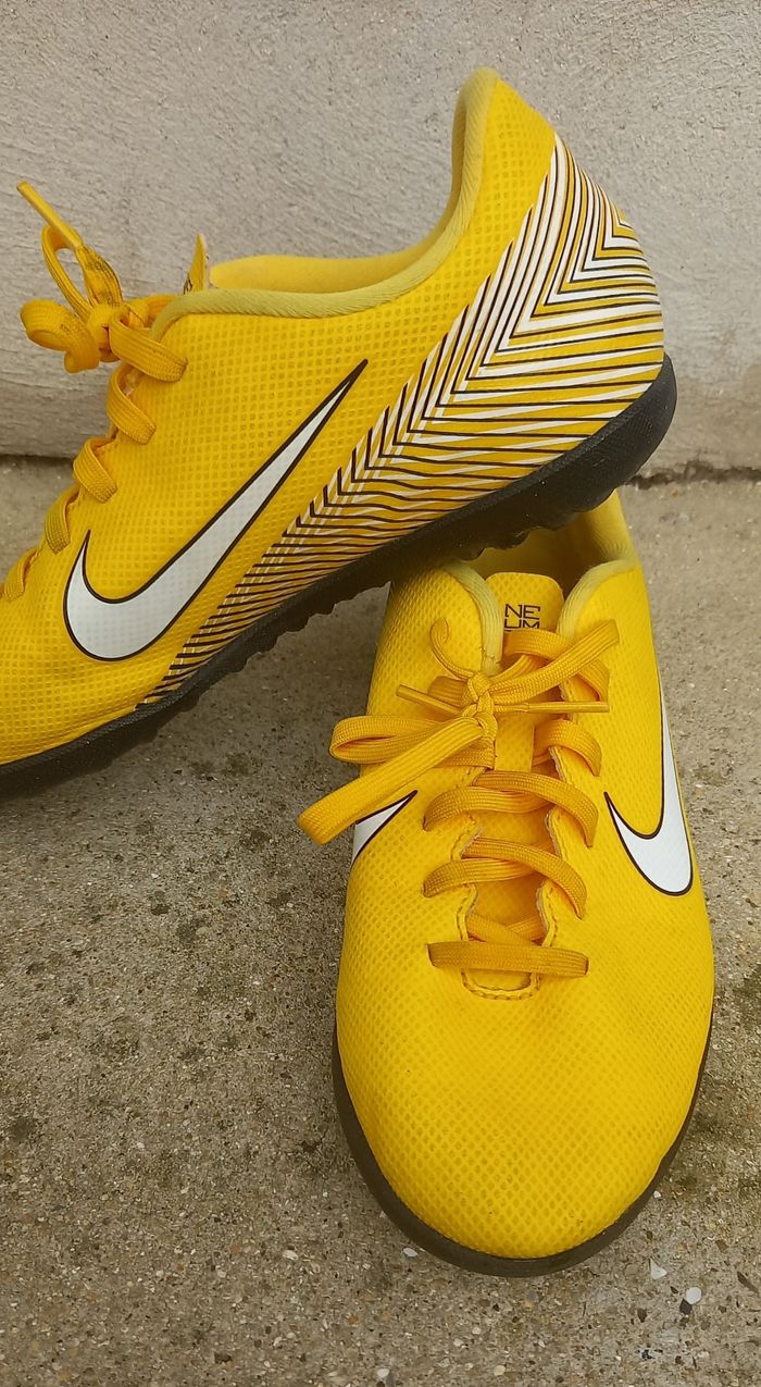 Chaussures foot en salle Nike taille 38 - photo numéro 2