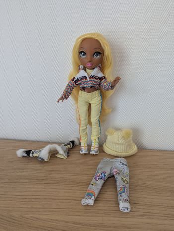 Poupée rainbow high fashion winter break Sunny
