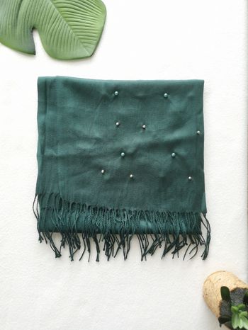 Châle, écharpe vert sapin détails perles
