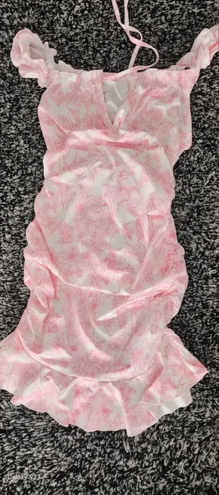 Robe courte rose fleurie 💖 épaules dénudées – Sexy, estivale & tendance Pinterest 🌸 - photo numéro 4