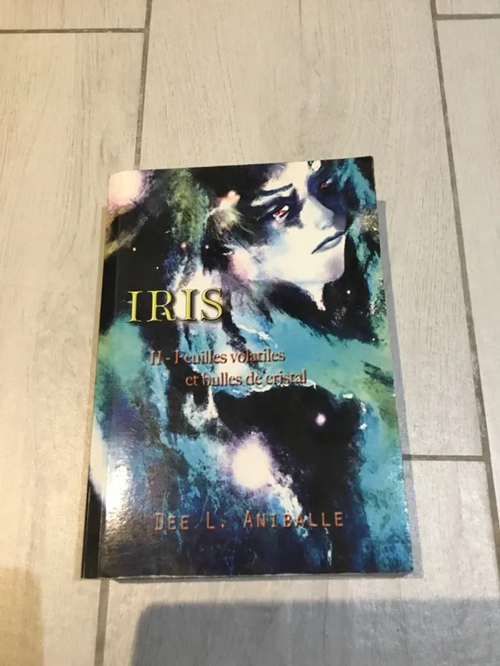 Iris. Feuilles volatiles et bulles de cristal