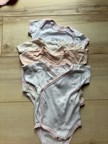Lot 4 bodies manches courtes 3 mois