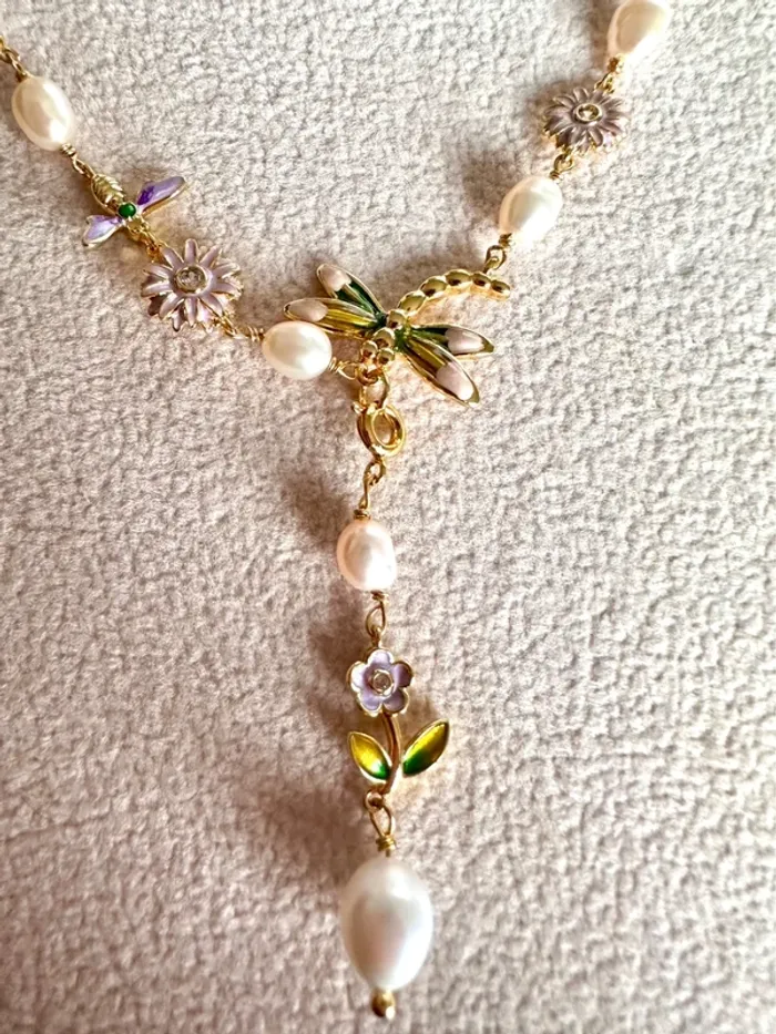Collier artisanal en perles naturelles – libellule et fleurs émaillées - photo numéro 2