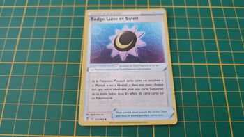 151/203 Carte Pokémon Badge Lune et Soleil peu co reverse Epée Bouclier EB07 Evolution Céleste #B10