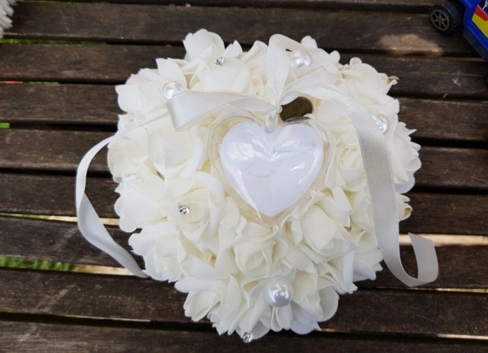 Cœur pour tenir alliance en fausse fleurs couleurs crème