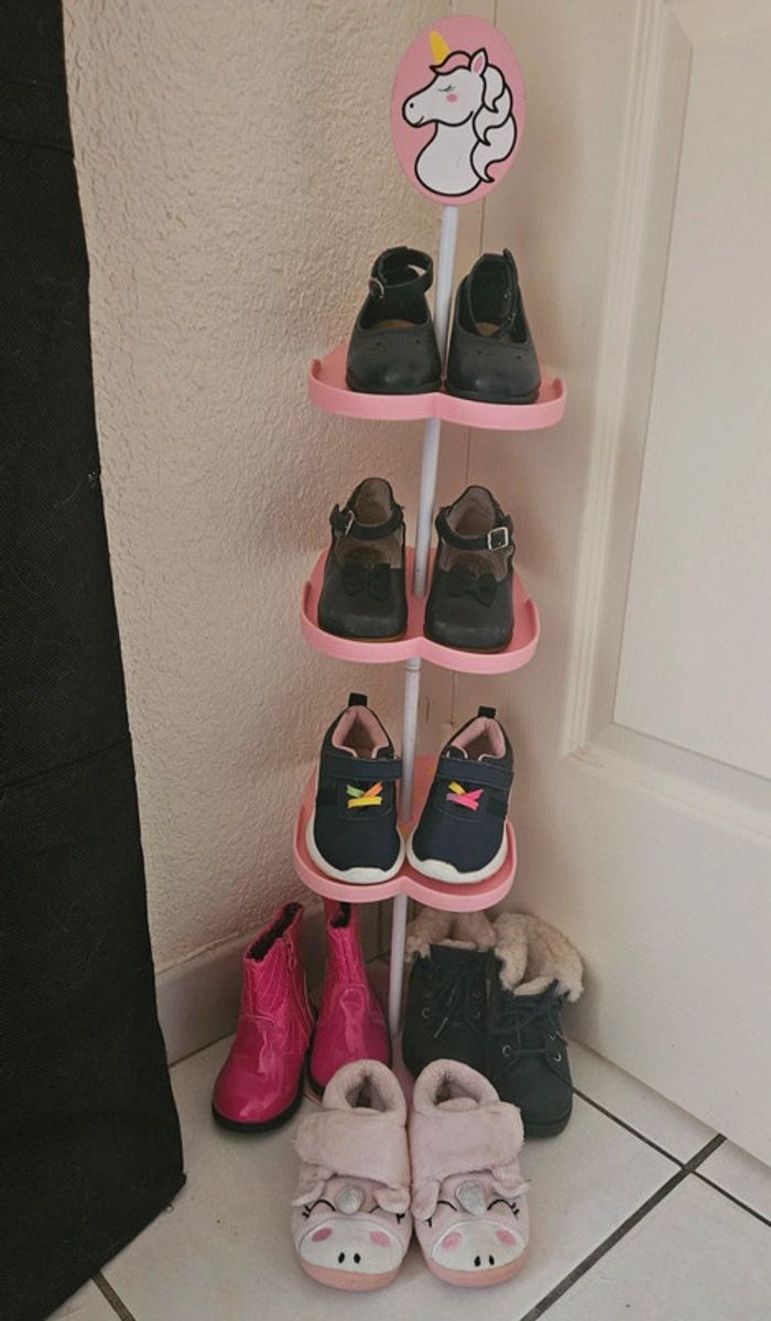 Chaussures fille avec étagère