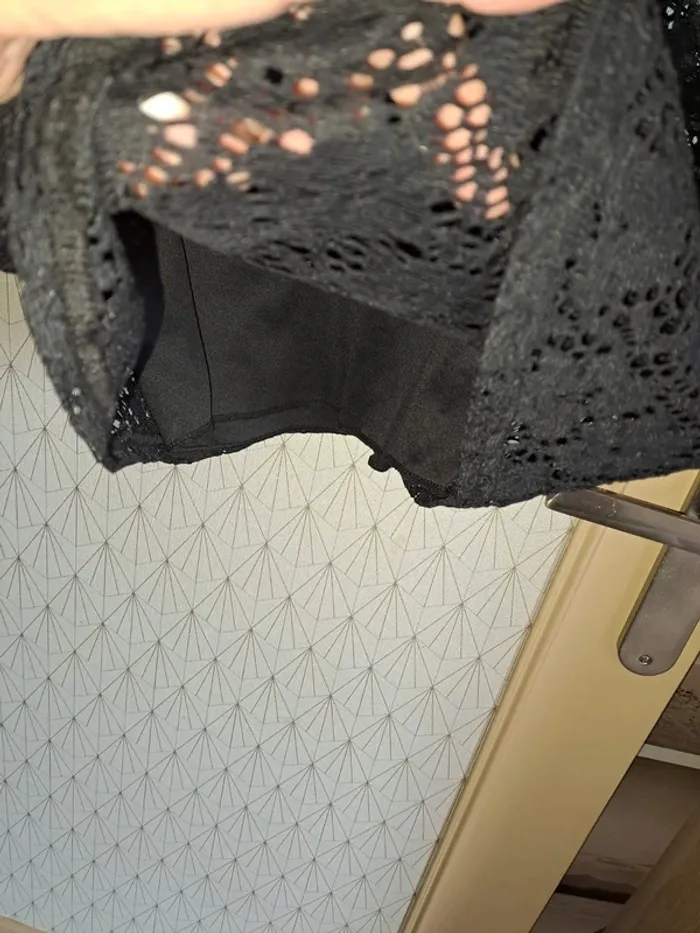 Superbe robe noire no excuse 36 comme neuve dentelle doublure jusqu'en bas, effet plissé à la taille - photo numéro 3