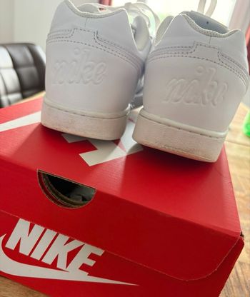 Basket Nike taille 44 blanches