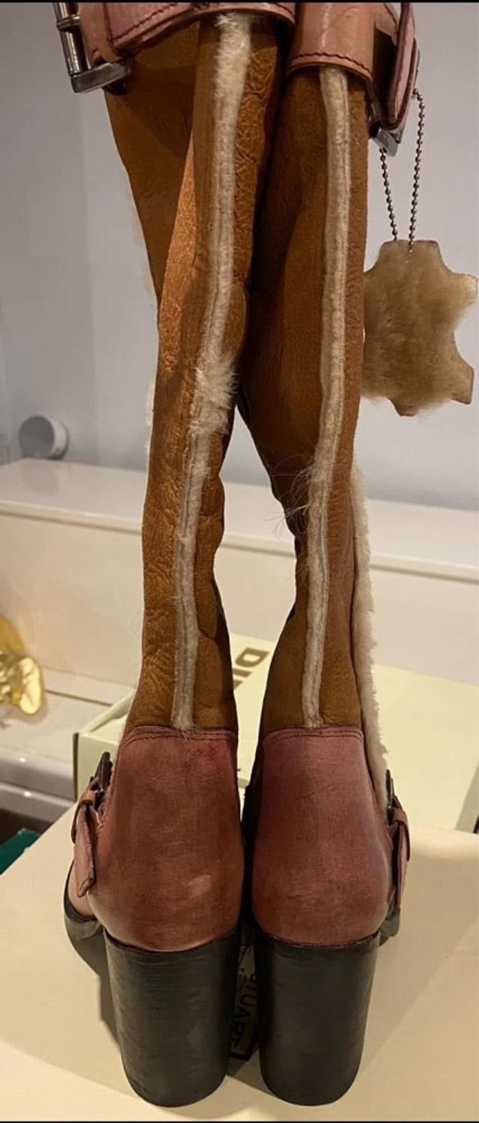 BOTTES ELIZABETH STUART NEUVES Bottes à talons Lude marron clair et beige talon : 7.5 cm - tige: 38 cm - T. 37 À vendre dans leur boite  VALEUR : 225E A VENDRE : 80e - photo numéro 10