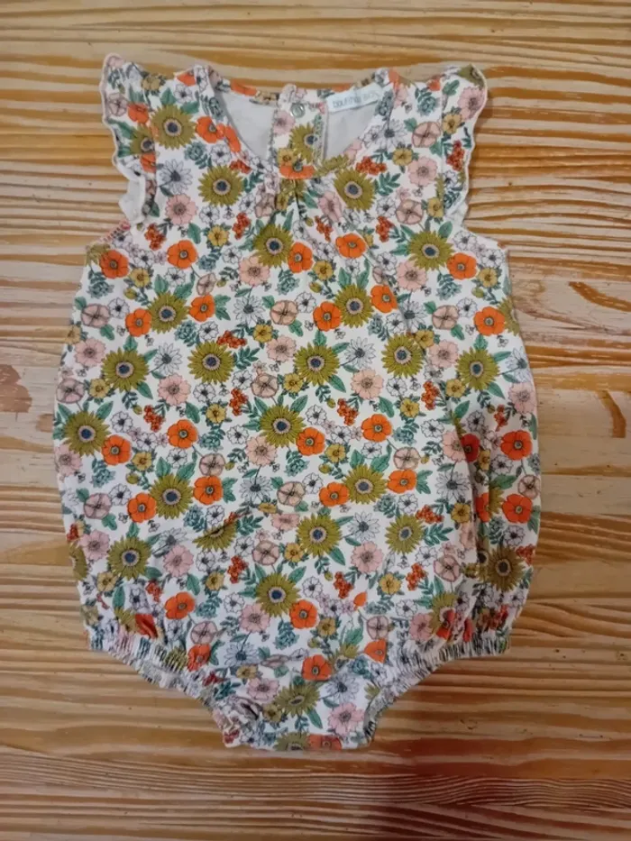 Gros lot de vêtements été fille, barboteuses, combishort, tee-shirt et shorts - photo numéro 11