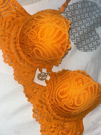 Soutien gorge orange très joli