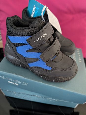 Chaussures montantes imperméables garçon. Taille 25. Neuf. Geox