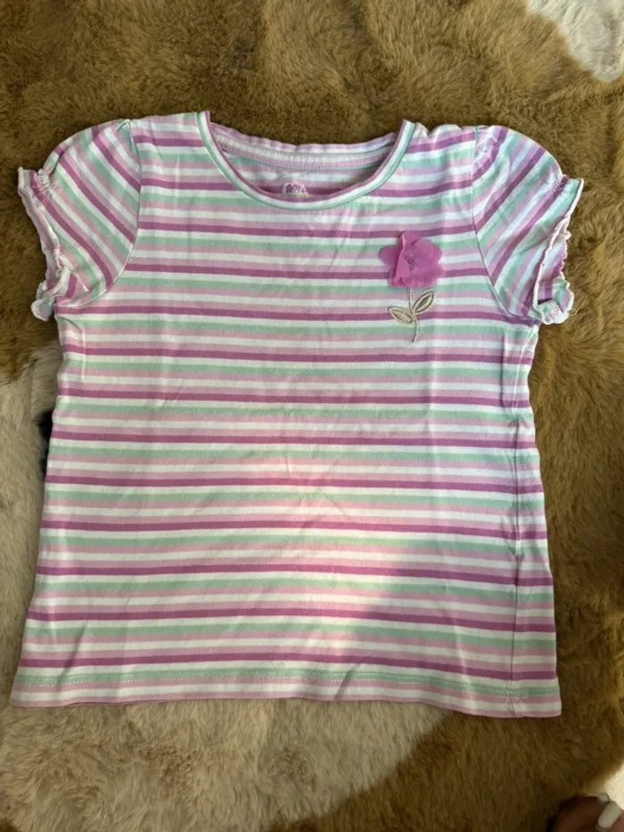 T shirt C&A fille taille 4 ans très bon état