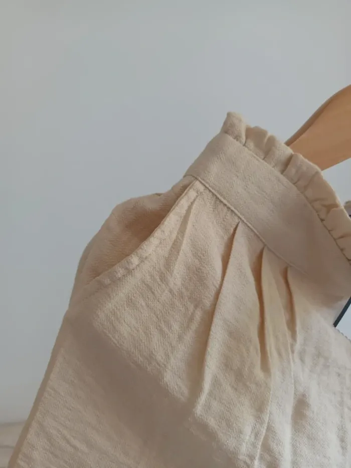 Short beige fluide taille élastique réglable 7 ans neuf avec étiquette 🏷 - photo numéro 2