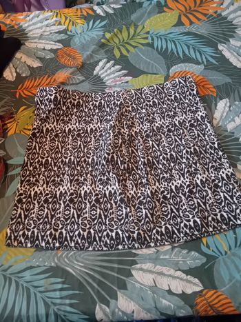 Jupe courte noire et blanche à motifs ethniques