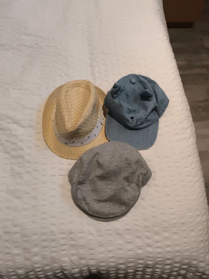Lot de chapeau et casquettes