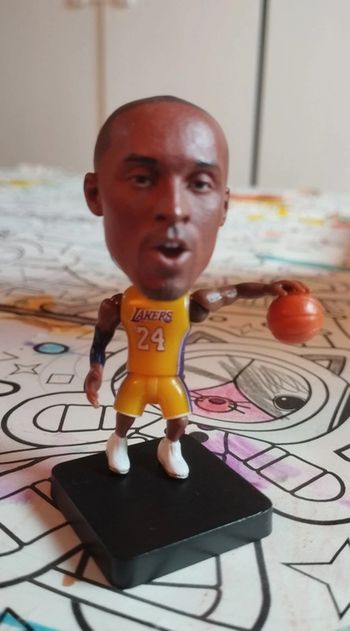 Petite figurine basketball NBA neuve Kobe Bryant Los Angeles Lakers maillot jaune