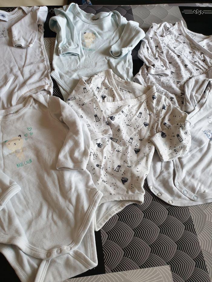 Lot Bodies 6mois - photo numéro 3