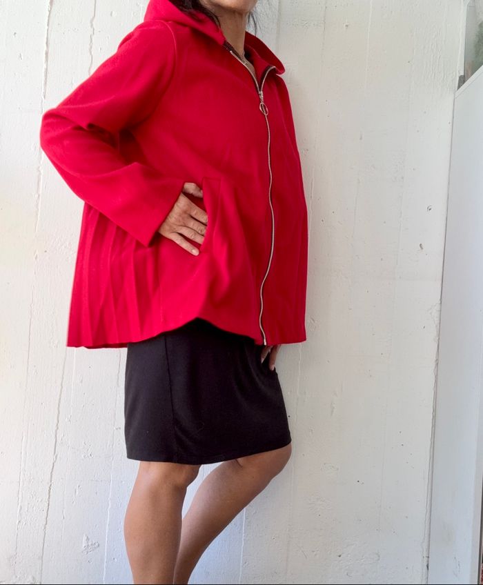 Veste manteau plissée au dos de couleur rouge. - photo numéro 4